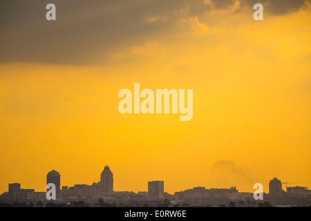 Skyline von Sandton, Johannesburg während einer Orange, stimmungsvollen Sonnenuntergang Stockfoto