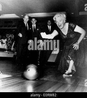 Schauspielerin Gracie Fields bowling Stockfoto