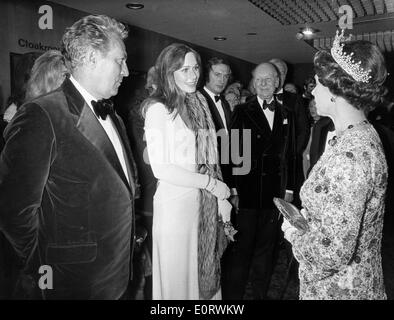 Schauspieler Peter Finch trifft Königin Elizabeth II. Stockfoto