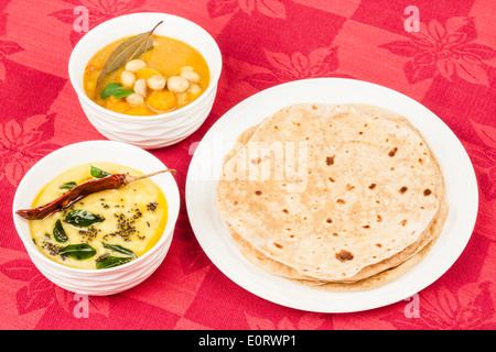 Mit Dal und indische Gemüse Curry serviert hausgemachte Chapati (indisches Brot). Stockfoto