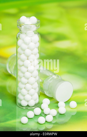 Homöopathie, homöopathische Pillen und flüssige homöopathische Substanz bestehend. Stockfoto