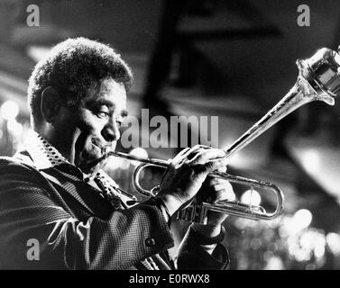 Trompeter Dizzy Gillespie spielt im Konzert Stockfoto