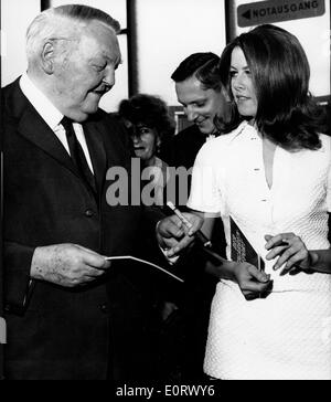 Bundeskanzler Ludwig Erhard unterschreibt ein Autogramm Stockfoto