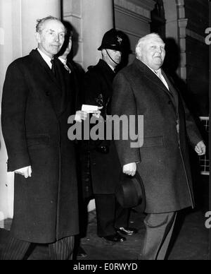 Bundeskanzler Ludwig Erhard und Kollegen verlassen Sitzung Stockfoto