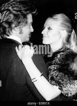 Schauspieler Michael Douglas Tänze mit Frau Diandra Luker Stockfoto