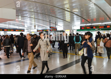 Belebten Bahnhof Shinjuku, Tokyo, Japan Stockfoto