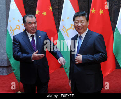 Shanghai, China. 19. Mai 2014. Chinese President Xi Jinping (R) trifft sich mit seinem tadschikischen Amtskollegen Emomali Rakhmon in Shanghai, Ost-China, 19. Mai 2014. © Zhang Duo/Xinhua/Alamy Live-Nachrichten Stockfoto