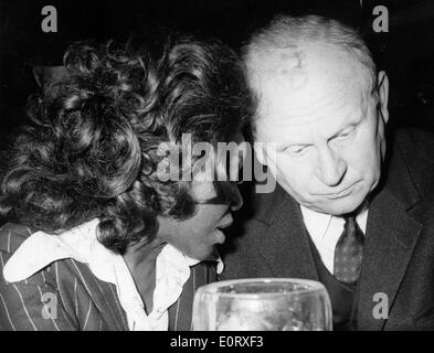 Schauspieler Gert Frobe mit Freund an der bar Stockfoto