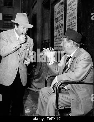 Jean Gabin und George Simenon Rauch am set Stockfoto