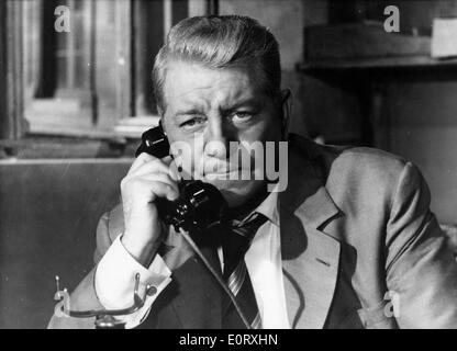 Schauspieler Jean Gabin Gespräche am Telefon in der Filmszene Stockfoto