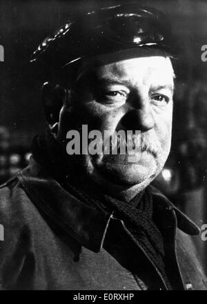 Schauspieler Jean Gabin in Kostüm für film Stockfoto