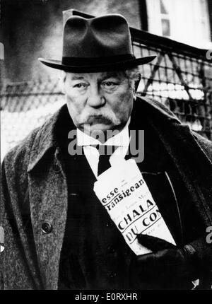 Schauspieler Jean Gabin mit einer Zeitung im film Stockfoto