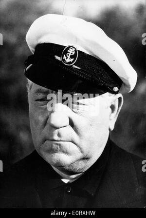 Nahaufnahme des Schauspielers Jean Gabin in Matrosen Kostüm Stockfoto