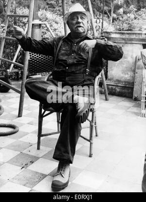 Schauspieler Jean Gabin entspannt auf der Terrasse Stockfoto