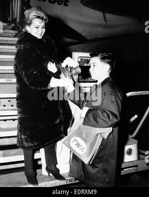 Zsa Zsa Gabor wird von einem jungen Fan begrüßt, als sie aus dem Flugzeug bekommt Stockfoto