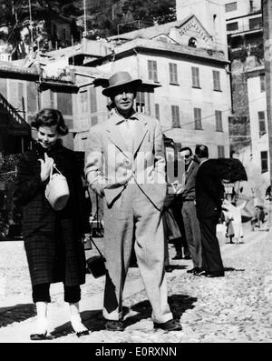 Schauspieler Alan Ladd walking mit Frau Sue Carol Stockfoto