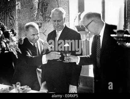 Alexei Kosygin Toast Tage Erlander am Mittagessen Stockfoto