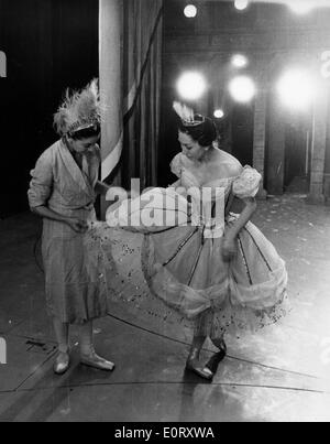 Primaballerina Margot Fonteyn backstage vor der show Stockfoto