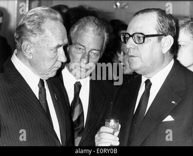 Alexei Kosygin spricht mit Andre Rossi und Raymond Barre Stockfoto