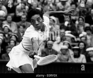 Tennis geht pro Althea Gibson nach dem ball Stockfoto