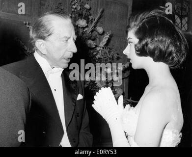 Industrielle J. Paul Getty Gespräche mit Frau auf party Stockfoto