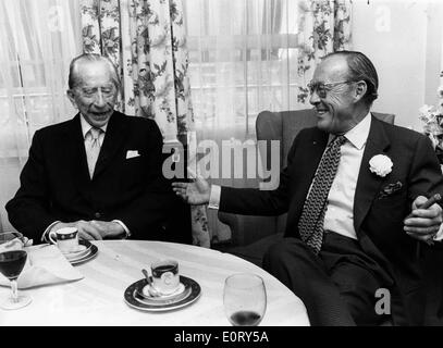 Industrielle J. Paul Getty hat Tee mit Freund Stockfoto