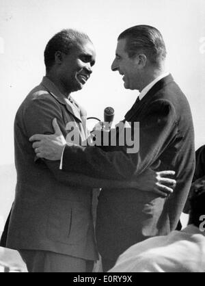 Präsident Kenneth Kaunda grüßt Eduardo Frei Montalva Stockfoto