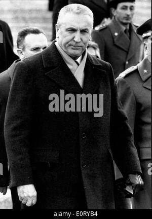 Politiker Edward Gierek verlässt ein Treffen Stockfoto