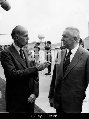 Politiker Edward Gierek im Gespräch mit einem Kollegen Stockfoto