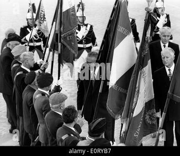 Politiker Edward Gierek inspiziert die Truppen Stockfoto