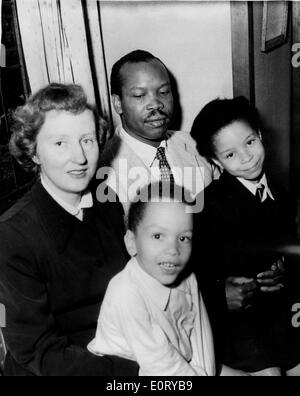 Erster Präsident von Botswana SERETSE KHAMA, Center, seine Frau RUTH WILLIAMS KHAMA, links, und ihre Kinder. Stockfoto