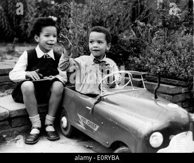 Kinder von Botswana Präsident Seretse Khama spielen in ein Spielzeugauto in den Garten. Stockfoto