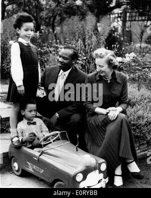 Erster Präsident von Botswana SERETSE KHAMA, Center, seine Frau, RUTH WILLIAMS KHAMA, rechts und zwei ihrer Kinder im Garten. Stockfoto