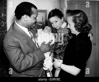 Erster Präsident von Botswana SERETSE KHAMA, seine Frau, RUTH WILLIAMS KHAMA, rechts, links halten zwei ihrer Kinder. Stockfoto