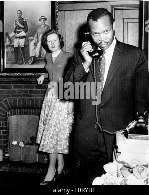 Erster Präsident von Botswana SERETSE KHAMA, Recht, macht ein Telefonat mit seiner Frau RUTH WILLIAMS, im Hintergrund. Stockfoto