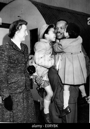 Erster Präsident von Botswana SERETSE KHAMA, seine Frau, RUTH WILLIAMS KHAMA, rechts, links halten zwei ihrer Kinder. Stockfoto