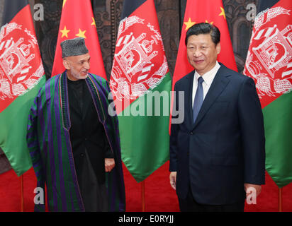 Shanghai, China. 19. Mai 2014. Chinese President Xi Jinping (R) trifft sich mit afghanischen Präsidenten Hamid Karzai in Shanghai, Ost-China, 19. Mai 2014. Bildnachweis: Yao Dawei/Xinhua/Alamy Live-Nachrichten Stockfoto