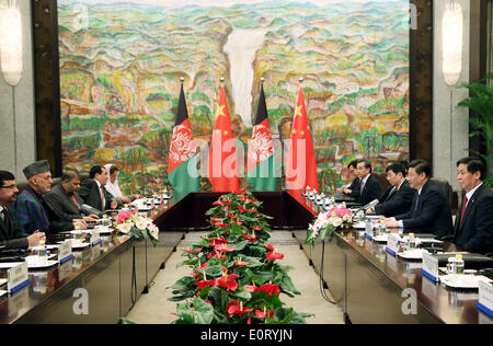 Shanghai, China. 19. Mai 2014. Chinesischen Staatspräsidenten Xi Jinping (2. R) trifft sich mit afghanischen Präsidenten Hamid Karzai (2 L) in Shanghai, Ost-China, 19. Mai 2014. Bildnachweis: Yao Dawei/Xinhua/Alamy Live-Nachrichten Stockfoto