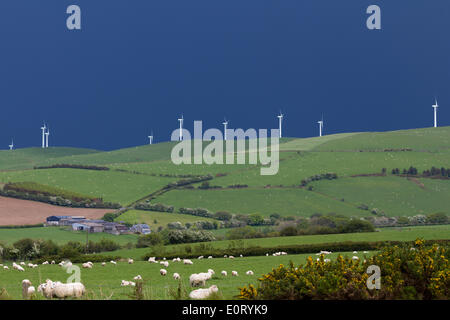 BoNT-Goch nr Aberystwyth, Wales.  wWind Turbinen bei Mynydd Gorddu Windpark zeichnen sich gegen den drohenden Himmel. Stockfoto