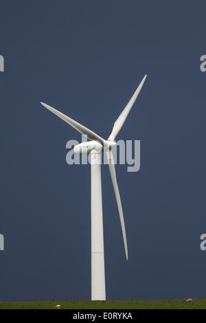 BoNT-Goch nr Aberystwyth, Wales. Schwere Gewitter Duschen fegte über Ceredigion im Laufe des Tages. Zwischen den Schauern abheben leuchtet die Sonne die Landschaft und die Windräder im Windpark Mynydd Gorddu vor dem bedrohlichen Himmel. Stockfoto