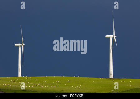 BoNT-Goch nr Aberystwyth, Wales.  Windkraftanlagen im Windpark Mynydd Gorddu heben sich von dem bedrohlichen Himmel. Stockfoto