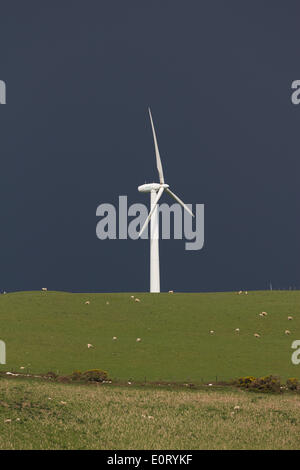 Aberystwyth, Großbritannien. 19. Mai 2014. BoNT-Goch nr Aberystwyth, Wales. Schwere Gewitter Duschen fegte über Ceredigion im Laufe des Tages. Zwischen den Schauern abheben leuchtet die Sonne die Landschaft und die Windräder im Windpark Mynydd Gorddu vor dem bedrohlichen Himmel. Bildnachweis: atgof.co/Alamy Live News Stockfoto