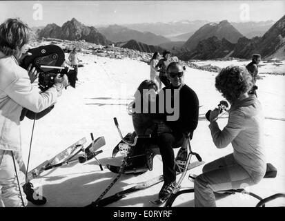 David Niven Dreharbeiten Filmszenen beim Skifahren Stockfoto