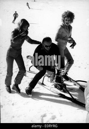 David Niven Dreharbeiten Filmszenen beim Skifahren Stockfoto