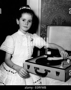 Schriftsteller Minou Drouet spielt Musik auf Plattenspieler Stockfoto