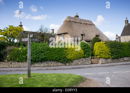 Cotswold Way Wegweiser vor eine strohgedeckte Hütte in Chipping Campden, Cotswolds, Gloucestershire, England Stockfoto