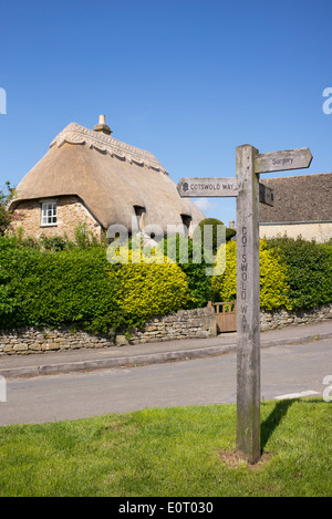 Cotswold Way Wegweiser vor eine strohgedeckte Hütte in Chipping Campden, Cotswolds, Gloucestershire, England Stockfoto