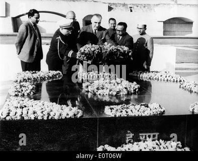 Präsident Georges Pompidou legt Blumen auf Gandhi Stockfoto