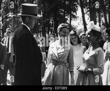 1. Juni 1960 - Paris, Frankreich - Zeit zwei Oscar gewinnende Filmlegende, Schauspielerin ELIZABETH "LIZ" TAYLOR, bekannt für ihre schönen Augen und glamourösen Hollywood-Lifestyle. Bild: Liz Taylor-chats mit Freunden im Jockey Club in Chantilly. Stockfoto