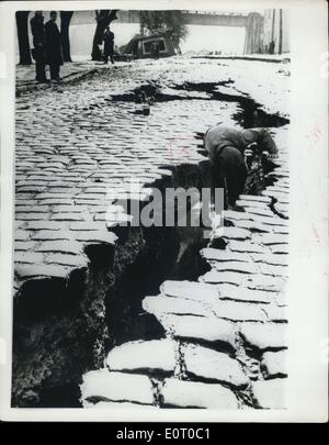 4. Juni 1960 - sterben Tausende in Chile Erdbeben Schäden in Valdivia. Es wird geschätzt, dass mehr als dreitausend Menschen verloren ihr Leben in der Serie von Erdbeben, weite Gebiete von Chile zerstört... Die Erdbeben brachte Flutwellen und viele Vulkane brach in Ausbruch. Foto zeigt Blick zeigt einige der Schäden durch das Erdbeben in Valdivia eine Stadt im südlichen Chile... Bild gerade erhalten. Stockfoto